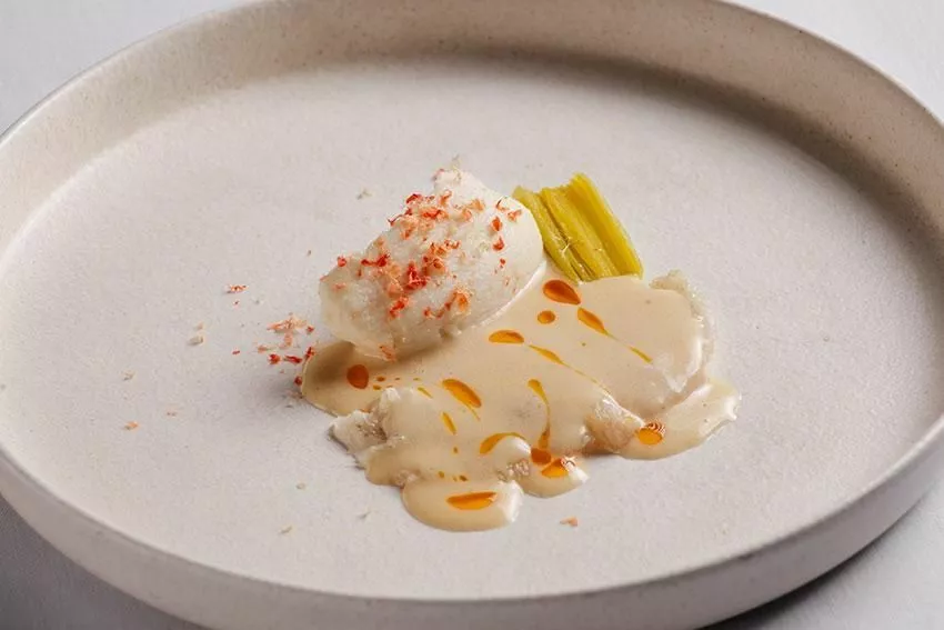 Крыло ската с соусом из карамелизированного порея и пюре из корнеплодов