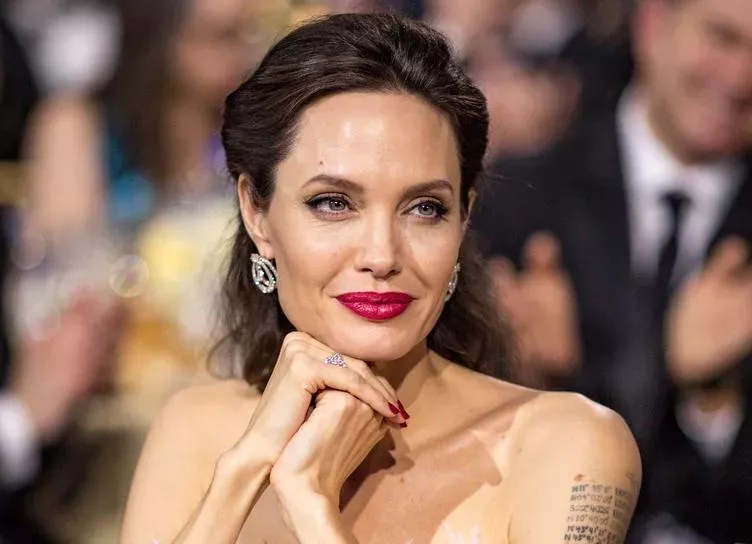 Анджелина Джоли сосет и дрочит стоячий член - порно от LikePorno