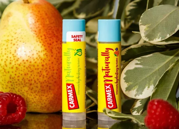 Ягоды и груша: новая линия по уходу за губами Carmex Naturally