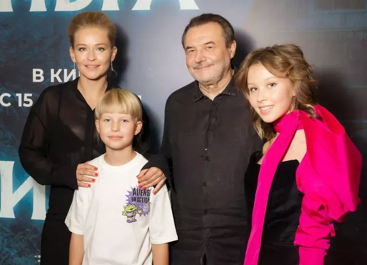 Юлия Пересильд и Алексей Учитель поддержали старшую дочь Анку на премьере фильма Тибра