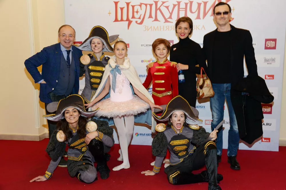 Ксения Алферова и Егор Бероев с артистами шоу