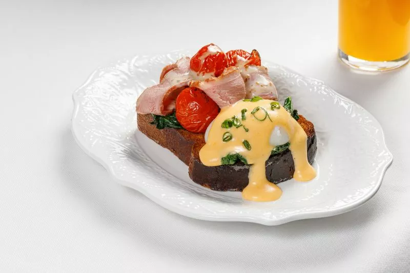 Яйцо-бенедикт с копченой уткой и шпинатом на бриоши под соусом голландез