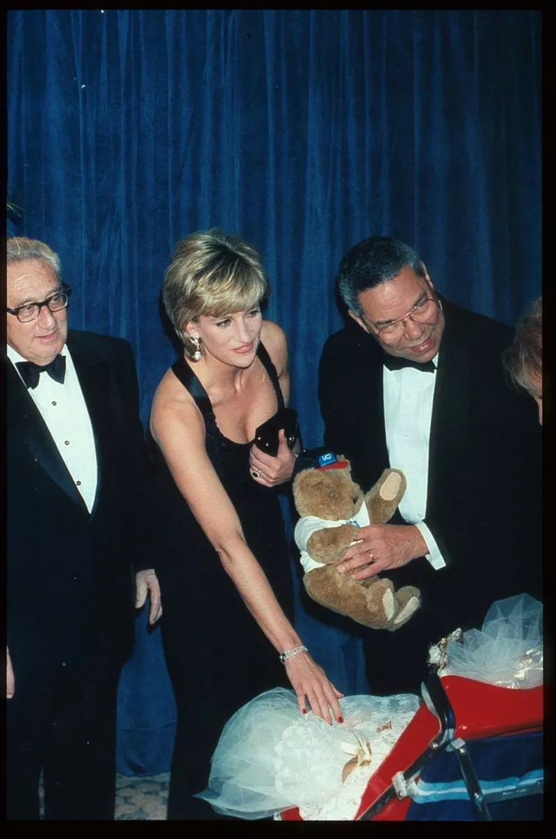 Американские политики Генри Киссинджер и Колин Пауэлл на вручении премии 11 декабря 1995 года в Нью-Йорке. В руках у Дианы “сумочка для декольте”