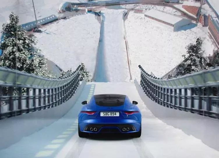Зимние игры: почему Jaguar F-TYPE не страшны лед и снег