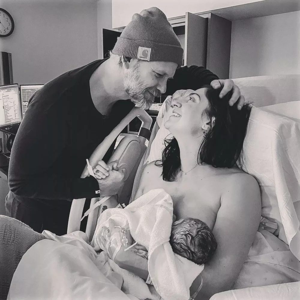 Мэттью Дэвис и Кайли Касиано с новорожденной дочерью