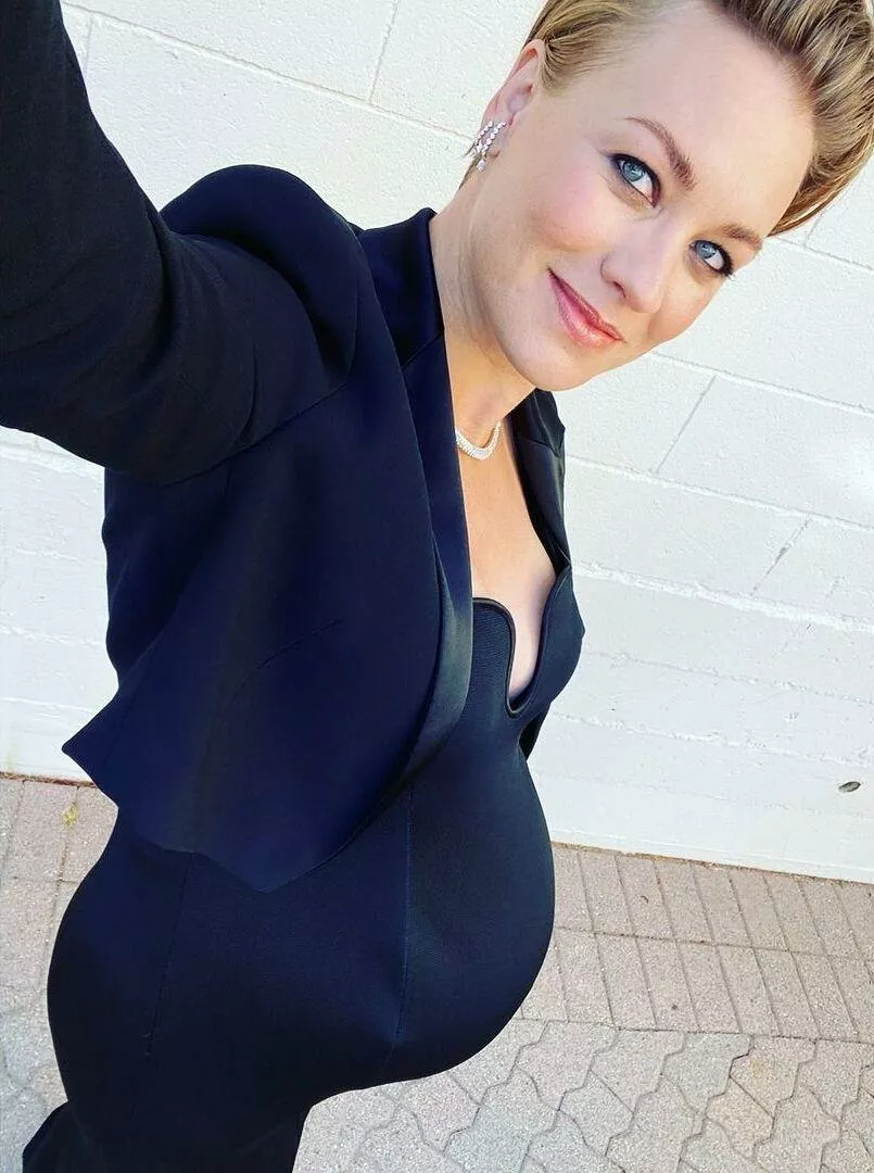Звезда сериала Рассказ служанки Ивонн Страховски родила второго ребенка |  HELLO! Russia